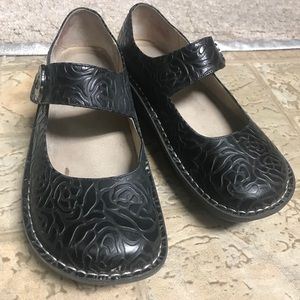 Nursing shoes